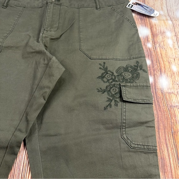 NWT Lee Crop Utility Cargo Pocket Pants Floral Embroidered Green Women’s Size 16 - Picture 11 of 16